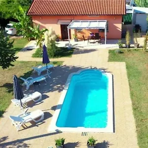 Chiara With Private Pool And Garden Poreč
